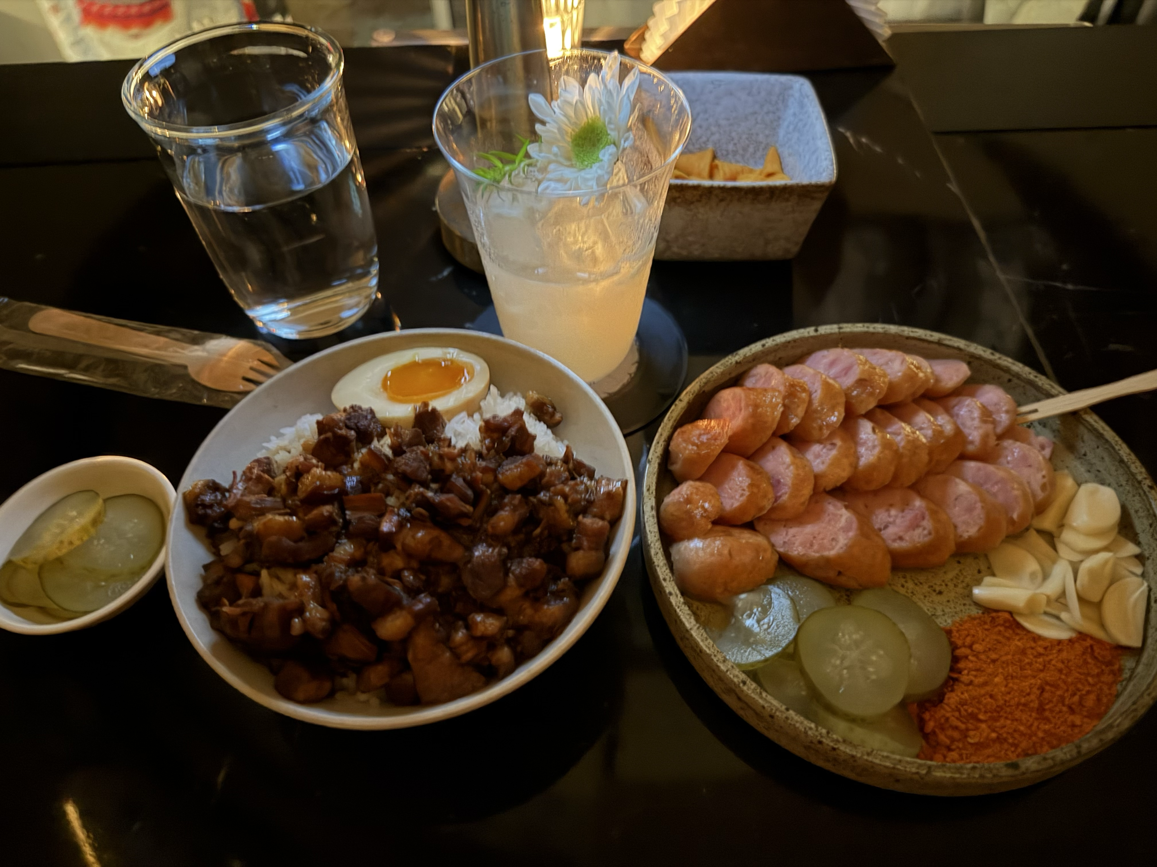 在距飞机起飞3h时去了世纪大桥下面的 naked bar,喝了两杯特调顺便解决了晚饭,没想到卤肉饭和熏火腿意外地好吃,搭配蒜片和蘸料下酒也非常不错,和网上评价内容一致。