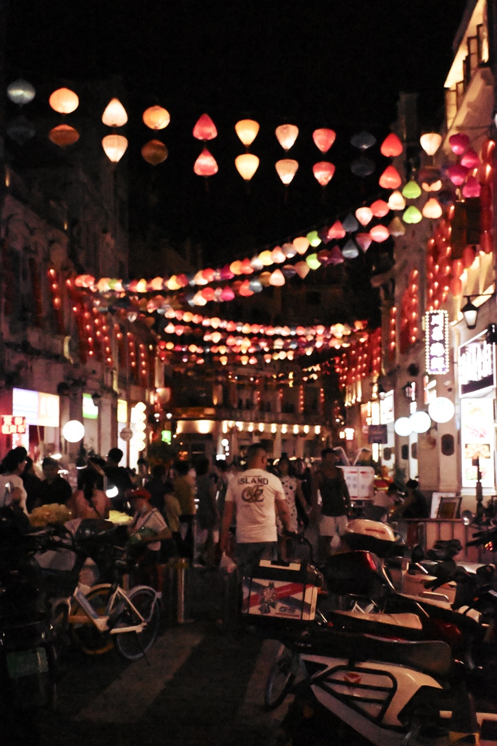 骑楼老街,大二寒假来过一次,当时街道上没什么人,这次来异常的热闹,氛围像过年,两边商铺全是网红店,让人没有进去的欲望,简单转了转就走了。