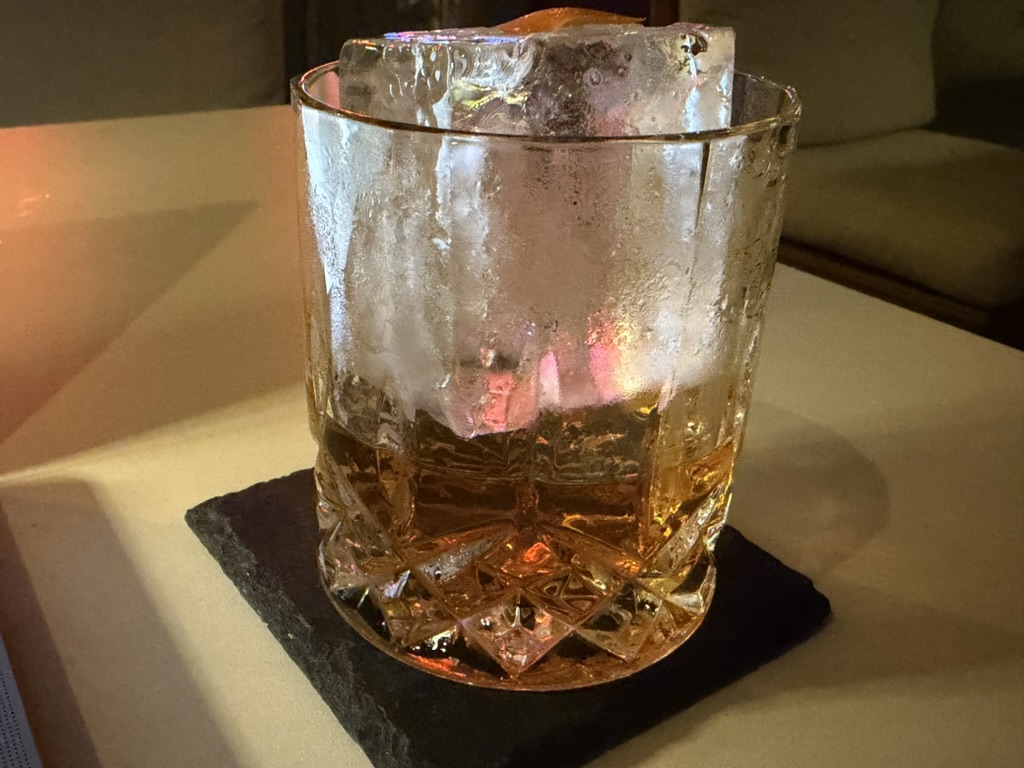 新开的清吧调酒师看来是不太会做威士忌,点了杯教父把桂皮点着火了。。。冰块也没和酒融到一起,可能是为了降低 CCR 提高复购率,另一个姐姐送了我一杯 shot。
