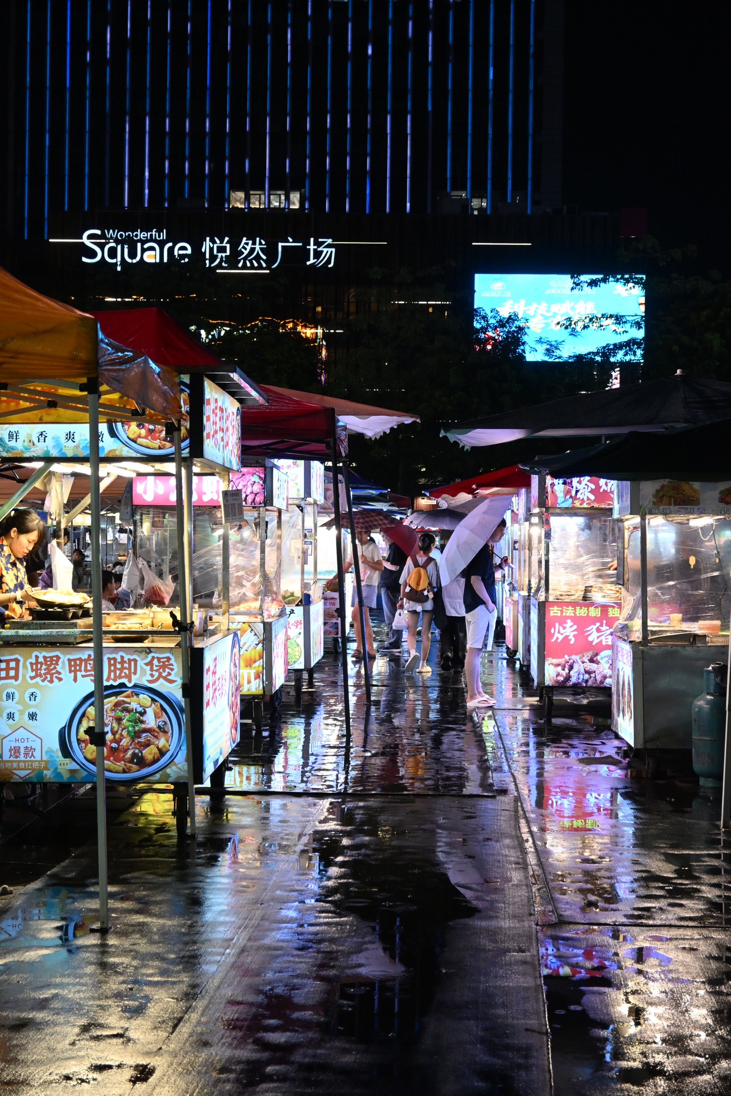 住所附近有一个规模挺大的夜市,烟火气很浓,来到这里逛一圈总能让人长舒一口气,虽然偶尔会被呛到。另外有一家店的炒饭做的真的很好吃,八月初应该还会再去回味一下。