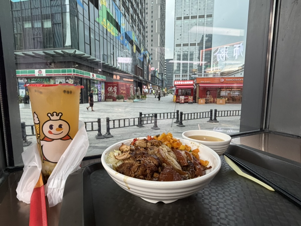 每次来广东吃的第一顿饭一定是猪脚饭。从之前深圳华为实习开始,我就对猪脚饭情有独钟,可能是那会出租屋楼下的猪脚饭老板太会做生意了,每次点猪脚饭都能免费喝例汤以及饮品,因此我对猪脚饭的印象是极好的。或许对我来说,去广东吃猪脚饭,和去满洲里看坐着的大象,能起到同样效果。