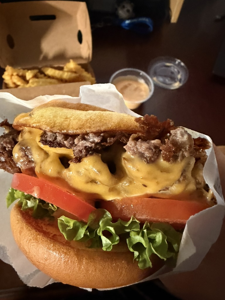 shakeshack双层汉堡,每次吃都感觉很幸福。