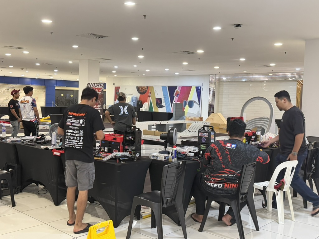 在新山闲逛的时候发现的玩具赛车比赛,赛道和小时候看到的四驱兄弟里面的赛道一模一样。